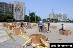 Obreros construyen el altar para la misa que oficiará el papa Francisco en La Habana.