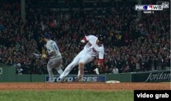 El cubanoamericano J.D. Martínez pierde el equilibrio y cae al doblar por segunda con tubey impulsador en el juego 1 de la Serie Mundial 2018. Alcanzó a deslizarse quieto en la almohadilla.