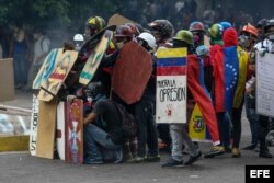 Protestas opositoras en Caracas se prolongan con fuertes enfrentamientos