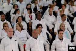 Un grupo de médicos extranjeros participa en un entrenamiento en la Universidad de Brasilia del programa Más Médicos.