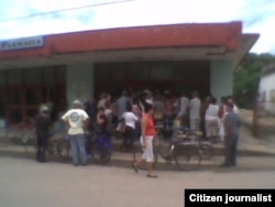 Cola en farmacia de Quemado De Güines, Yosmel Martínez Corcho