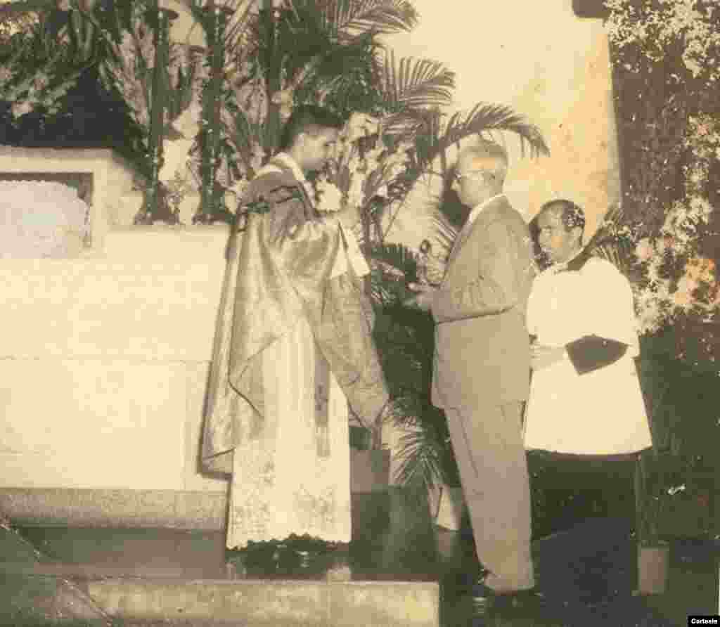 Reci&eacute;n ordenado sacerdote, el padre Agustin Roman celebra su primera misa, 11 de julio de 1959, en su ciudad natal, Matanzas, Cuba.