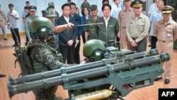 El presidente de Taiwán, Lai Ching-te (C), observa una demostración del sistema de defensa antiaérea estadounidense Stinger durante una visita para inspeccionar las tropas militares en Taoyuan, el 23 de mayo de 2024. (Foto de Sam Yeh / AFP)