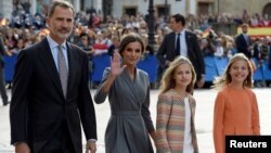 El Rey Felipe VI y la reina Letizia, junto a sus dos hijas, las princesas Leonor y Sofía. (REUTERS/Eloy Alonso)