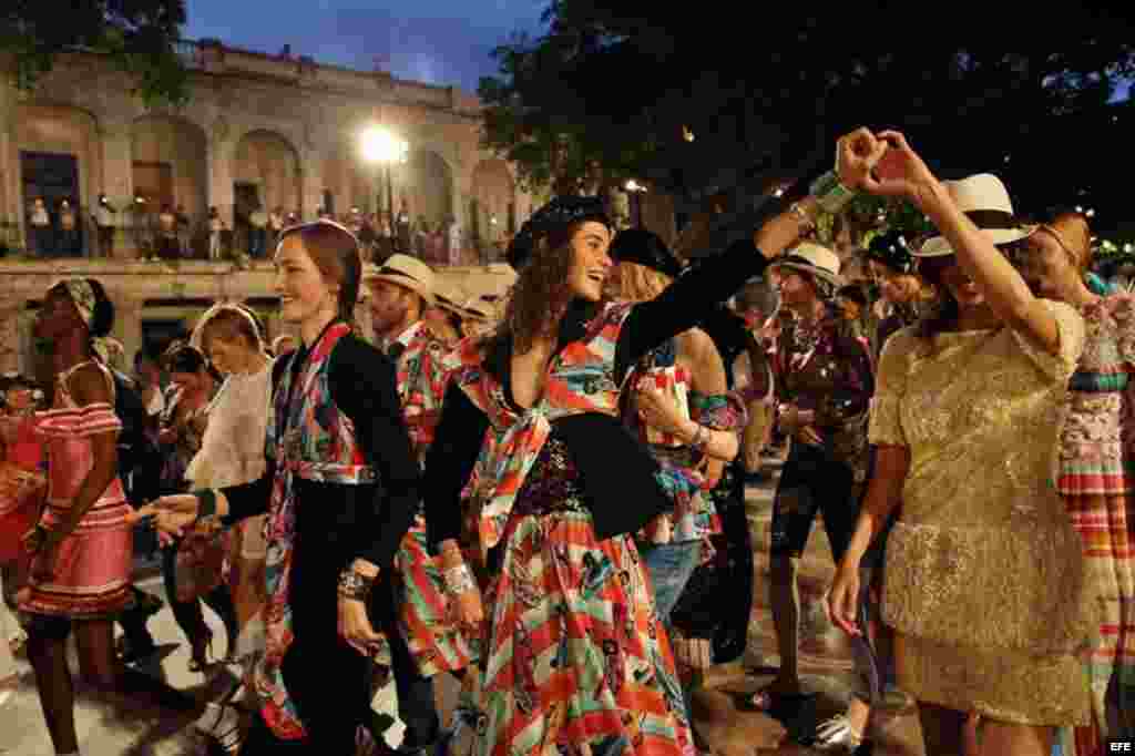 Las modelos que participaron en el primer desfile de la casa de modas Chanel en La Habana.