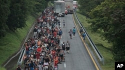 Caravana de migrantes sale de Ulapa, en Chiapas, con destino a la Ciudad de México. (AP/Isabel Mateos)