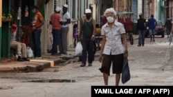 Una anciana camina por una calle de la Vista de las calles de La Habana durante la pandemia.