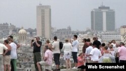 Fascinados con una ciudad que se desmorona encima de sus habitantes. (Foto tomada de Internet)