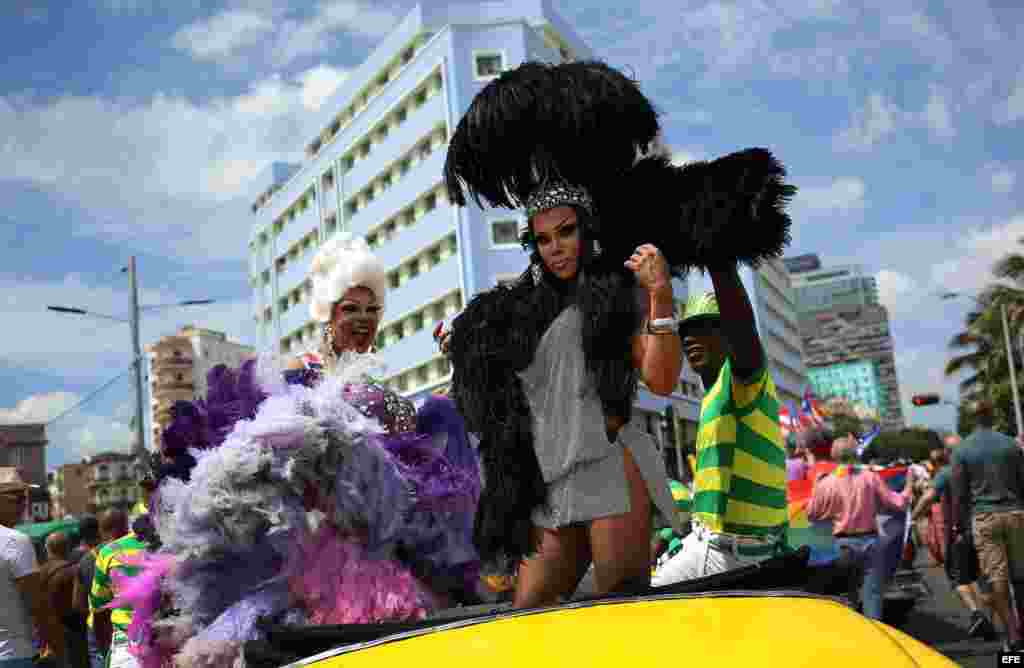 Una Drag Queen baila sobre una carroza durante una "conga" contra la homofobia y la transfobia en La Habana.