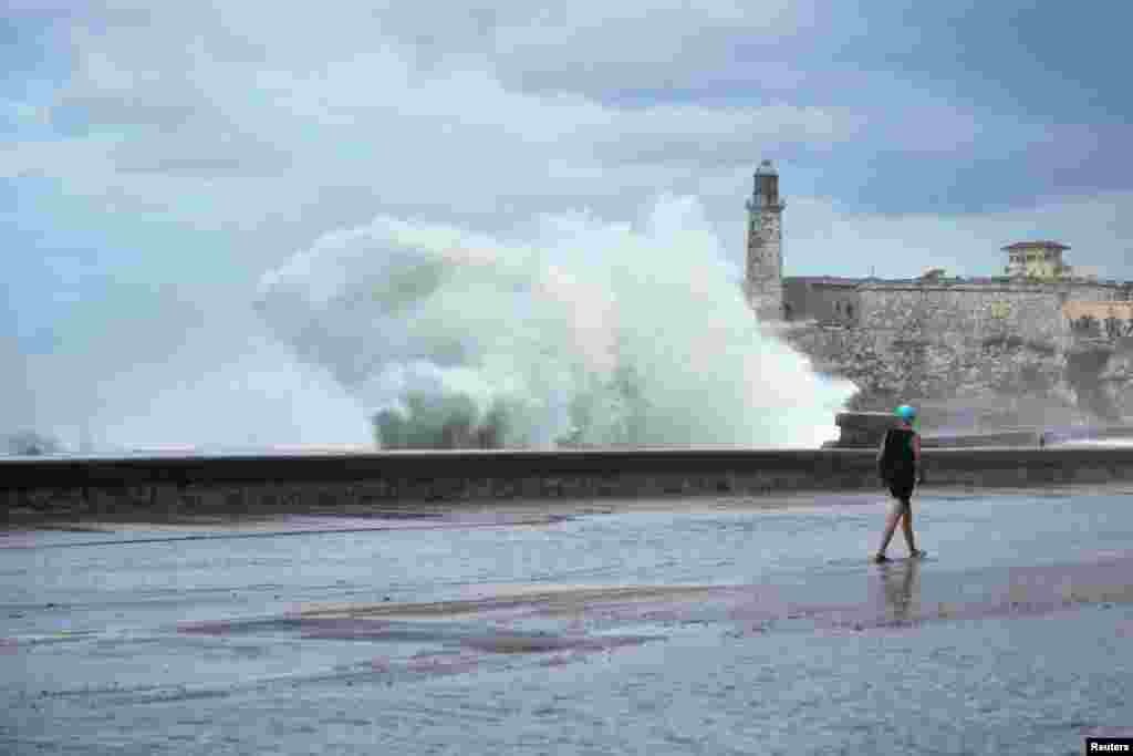 Penetraciones del mar en el Malecón habanero por huracán Milton.