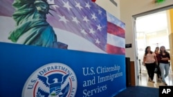 Una oficina del Servicio de Ciudadanía e Inmigración de Estados Unidos (USCIS). (AP Photo/Wilfredo Lee, File).