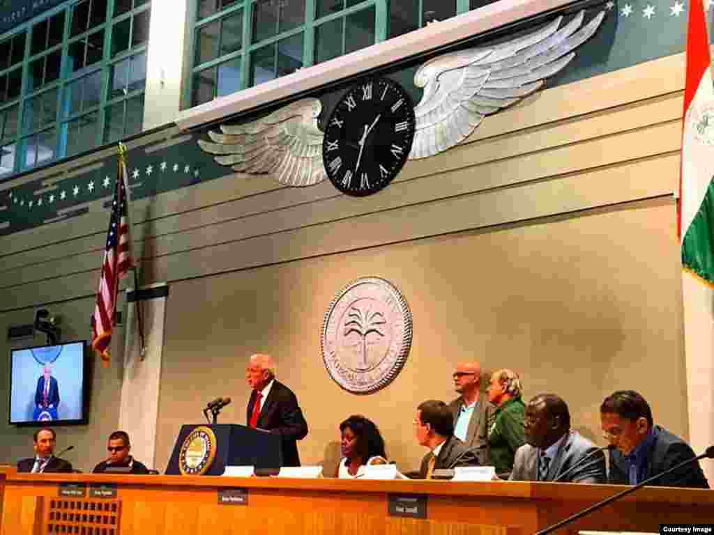 En la &quot;Cumbre de generaciones&quot; participan líderes opositores y políticos cubanoamericanos, entre ellos el alcalde de la ciudad de Miami Tomás Regalado.