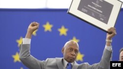 El opositor cubano Guillermo Fariñas posa con el puño en alto tras aceptar el premio Sájarov durante un acto celebrado en el Parlamento Europeo en Estrasburgo (Francia), hoy, miércoles 3 de julio de 2013. Fariñas se mostró hoy confiado en que "un día Cuba