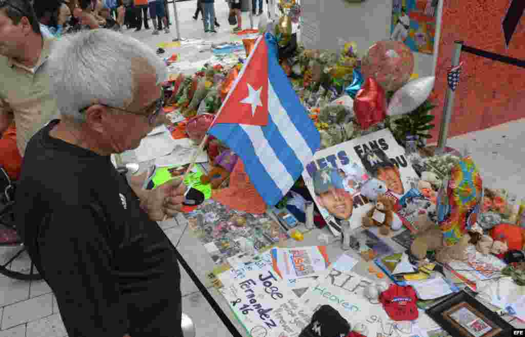 Seguidores del equipo los Marlins rinden tributo al fallecido jugador cubano de béisbol José Fernández.