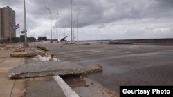 Cascotes de asfalto levantados por la fuerza del mar, este domingo. Foto: Manuel Guerra Pérez, cortesía.