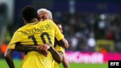 El jugador del París Saint-Germain Neymar (i) celebra con su compañero Dani Alves (d) después de anotar el tercer gol de su equipo este miércoles 18 de octubre de 2017, durante un partido entre el Anderlecht y el París Saint-Germain por el grupo B de la L