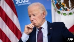 El presidente Joe Biden, momentos antes de reunirse con el presidente de México, Andrés Manuel López Obrador, en San Francisco el 17 de noviembre de 2023. (Photo by Brendan Smialowski / AFP).