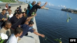 HAB01 - LA HABANA (CUBA), 13/07/05.- Alrededor de 30 opositores cubanos, pertenecientes al ilegal Partido Popular Republicano, lanzan flores al mar hoy, miércoles 13 de julio, en homenaje a las víctimas del naufragio del remolcador "13 de Marzo" que ocurr