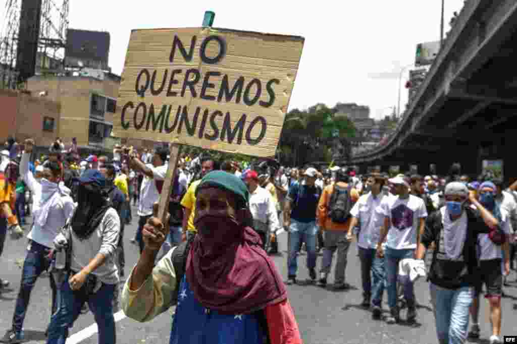 Centenares de opositores se enfrentaron a los cuerpos de seguridad para mantenerse en las calles protestando, pese al uso de bombas lacrimógenas por parte de las fuerzas policiales.