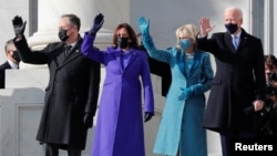 Joe Biden y Jill Biden, junto a Kamala Harris y su esposo, Doug Emhoff, en la ceremonia de investidura el 20 de enero de 2021.REUTERS/Mike Sega