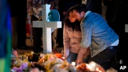 La vigilia en honor a las víctimas de la matanza en un club LGBTQ en Colorado Springs, Colorado, el 21 de noviembre del 2022. (Foto AP/Jack Dempsey)