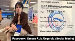 Combinación de fotografías de la activista Omara Ruiz Urquiola y una tarjeta de embarque obtenidas en las redes sociales de la activista.