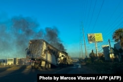 Camión ardiendo en calle de Culiacán.