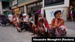 Un grupo de personas espera en una cola para comprar alimentos en una tienda de La Habana. (REUTERS/Alexandre Meneghini/Archivo)