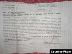 Documento que le fue entregado en el juicio a la acusada. (Cortesía Raiza Alcántara)