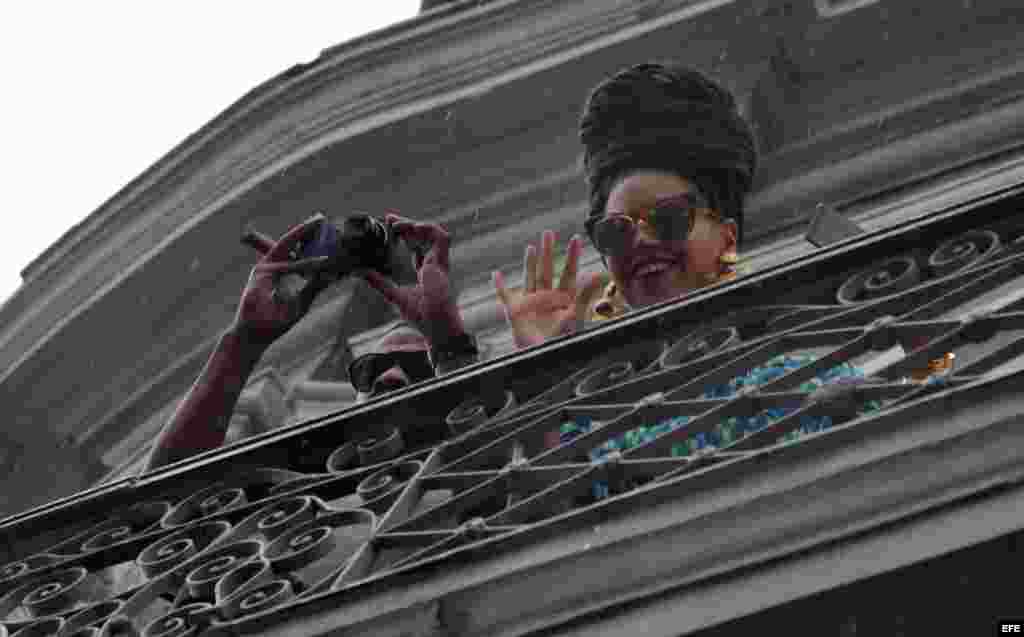 La cantante estadounidense Beyoncé (d) y su esposo, el rapero Jay-Z (i), en el Hotel Saratoga de La Habana (Cuba). 