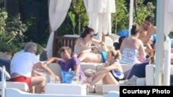 Antonio Castro, al centro, con camiseta púrpura, vacaciona en el balneario de Bodrum, Turquía.