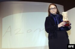 La escritora cubana Zoé Valdés con el premio Azorín de Novela, que recibió en 2013 por su obra "La mujer que llora".