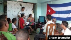 Reporta Cuba. Yusmila Reyba durante un taller impartido en julio de 2014 en Santiago de Cuba (UNPACU).