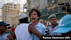 Escena de otro arresto tipo secuestro de Boris González Arenas, este el 11 de mayo en la marcha del orgullo LGBTI, en La Habana.