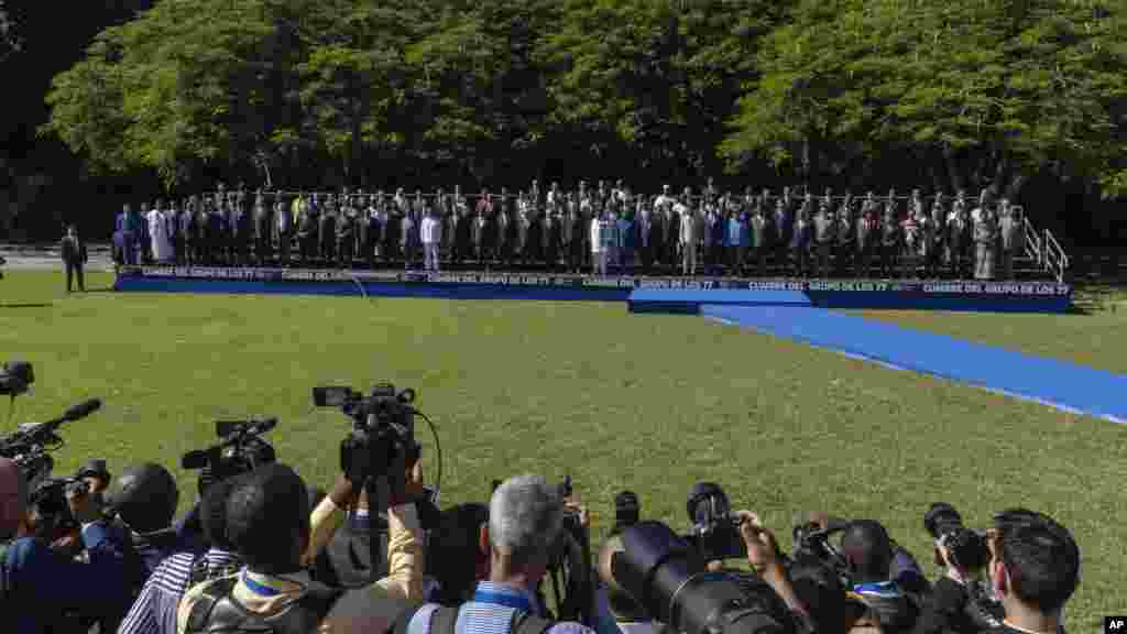 &nbsp;Fotógrafos toman una fotografía grupal de los líderes que asisten a la cumbre del G77 + China en La Habana, Cuba, el viernes 15 de septiembre de 2023. (Foto AP/Ramon Espinosa