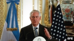 El secretario de Estado de Estados Unidos, Rex Tillerson, participa en una rueda de prensa en Buenos Aires.