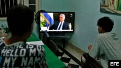 Cubanos miran la entrevista de Miguel Diaz-Canel en TeleSur.