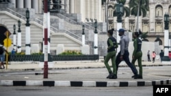 Policías cubanos patrullan los alrededores del Capitolio de Cuba en La Habana, el 15 de noviembre de 2021. 