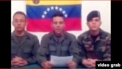 Militares venezolanos dan lectura a un comunicado en un video publicado en las redes sociales.