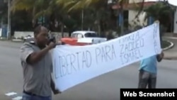 Activistas protestan frente a la Fiscalía General de la República, en La Habana. Foto: Imagen de video, UNPACU.