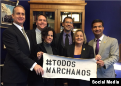 De izq. a der. Mario Diaz Balart, Alex Mooney. Ileana Ros Lehtinen, Carlos Curbelo, Antonio G Rodiles y Ailer González.