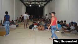 Migrantes cubanos en una bodega de Turbo que les sirve de albergue. 