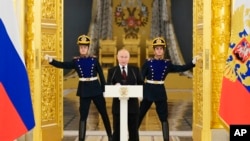 El presidente ruso, Vladimir Putin, durante una ceremonia oficial en el Kremlin, en Moscú, Rusia, el 1 de diciembre de 2021. (Grigory Sysoev, Sputnik, Kremlin Pool Photo vía AP)