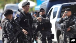 La policía custodia un colegio electoral durante las elecciones generales en San Salvador, El Salvador, este domingo, 4 de febrero de 2024. (AP/Salvador Meléndez)