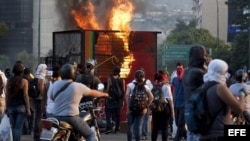 Un grupo de personas observa un quisco de los trabajadores del metro de Caracas