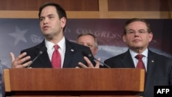 Senadores Marco Rubio, (R-FL) y Bob Menéndez, (D-NJ)