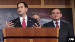 Senadores Marco Rubio (R-FL) y Bob Menéndez (D-NJ), ambos de origen cubano. (Saul Loeb/AFP).