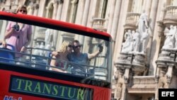 Una pareja de turistas se toma una foto en un bus en La Habana (Foto: Archivo).