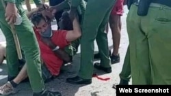 Represión policial contra manifestantes en Cuba (Foto tomada de Facebook)