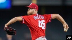 Zack Wheeler guia a los Filis de Filadelfia a una victoria de 6-1 sobre los Diamondbacks de Arizona, este sábado 21 de octubre. (AP/Ross D. Franklin)